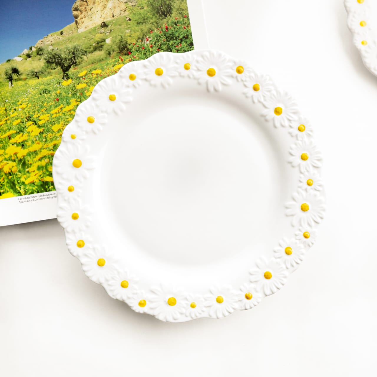 Daisy plate white